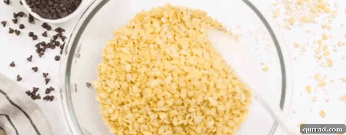 Wholesome Homemade Snack Bars 4 Quick-cooking oats and crispy rice cereal mixed together in a clear glass bowl, ready for the wet ingredients.