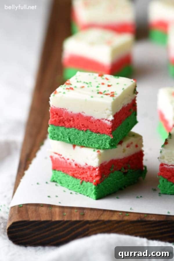 Kolay İki Malzemeli Yılbaşı Fudge 3 Layers of red, green, and white, make this Christmas fudge so festive! Perfect for any holiday dessert tray.