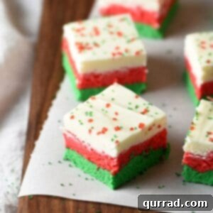Kolay İki Malzemeli Yılbaşı Fudge 5 Layers of red, green, and white, make this Christmas fudge so festive! Perfect for any holiday dessert tray.