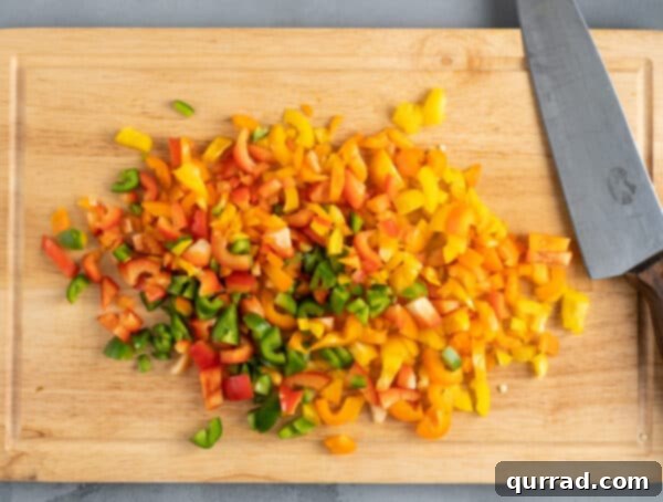 Flavor-Packed Peppers 4 İç harcı için hazır, ince doğranmış sarı, yeşil, kırmızı ve turuncu dolmalık biberler.