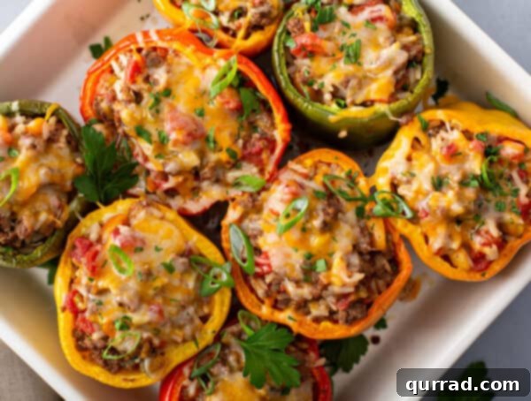 Flavor-Packed Peppers 9 Güveç kabında, taze otlarla süslenmiş ve servise hazır, mükemmel pişmiş dolgulu biberlerin üstten çekimi.