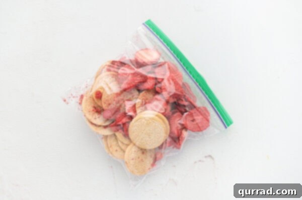 Strawberry Crunch Delight 4 Freeze dried strawberries and golden Oreos in a baggie